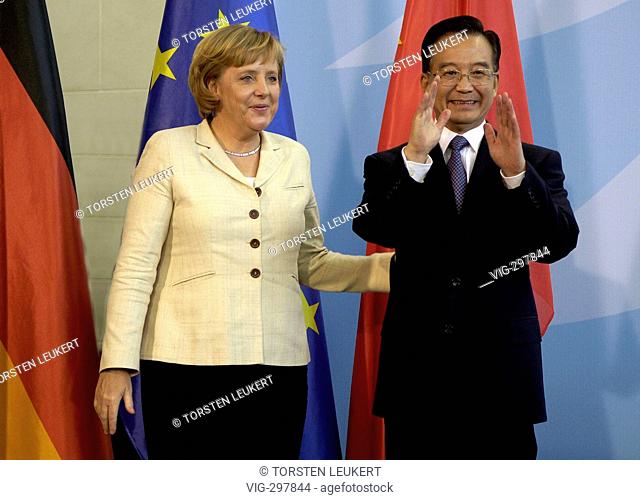 Angela MERKEL ( CDU ), federal chancellor, together with Wen JIABAO, prime minister of China, in the federal chancellery