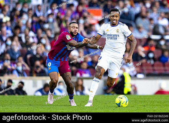 Militao (Real Madrid CF) duels for the ball against Memphis Depay (FC Barcelona), during La Liga football match between FC Barcelona and Real Madrid CF