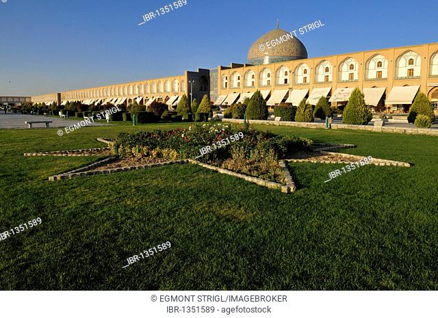 Meidan-e Emam, Naqsh-e Jahan, Imam Square with Sheik Lotfollah, Lotf Allah Mosque, Esfahan, UNESCO World Heritage Site, Isfahan, Iran, Persia, Asia