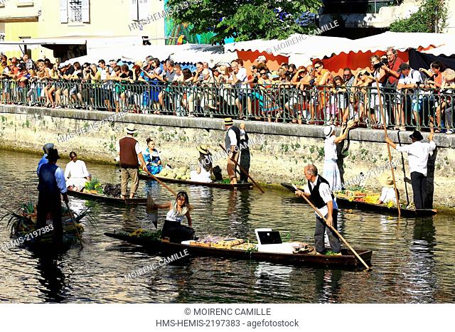 France, Vaucluse, L'Isle sur la Sorgue, quai Jean Jaures, floating market on August 3, negochins sur la Sorgue selling Provencal products