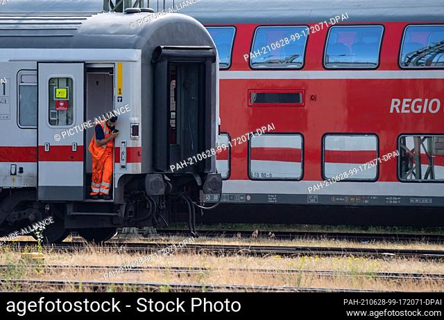 28 June 2021, Hessen, Frankfurt/Main: Trains are shunted on the Deutsche Bahn site at the main station. After a feasibility study came to the conclusion that a...