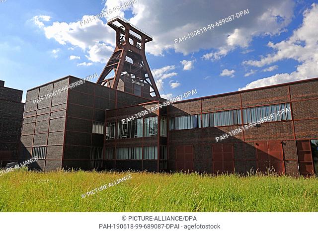 17 June 2019, North Rhine-Westphalia, Essen: Clouds are moving over the winding tower of the Zollverein colliery. Together with the neighbouring Zollverein...