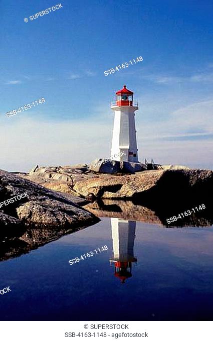 CANADA, NOVA SCOTIA, PEGGY'S COVE NEAR HALIFAX, LIGHTHOUSE ON GRANITE ROCKS