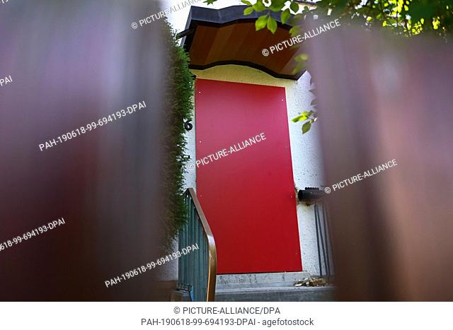 18 June 2019, Hessen, Kassel: View of the entrance to the residential building of Stephan E., suspect in the murder of the Kassel district president Walter...
