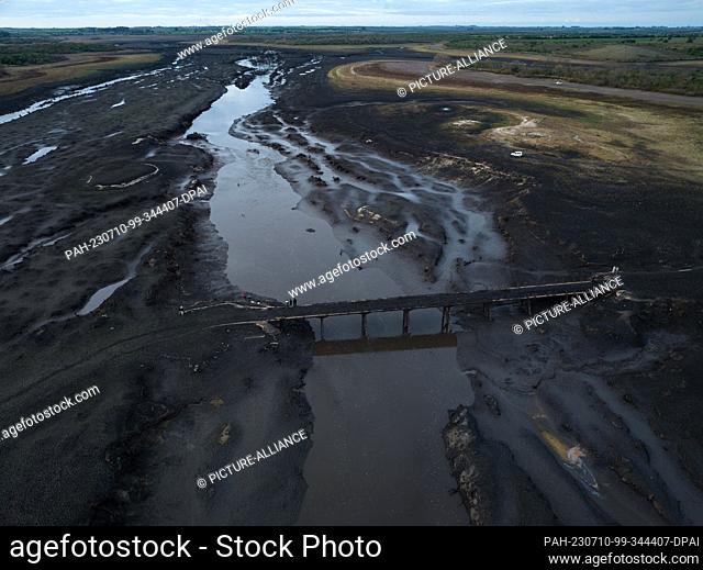 09 July 2023, Uruguay, Paso Severino: After being submerged for 30 years, an old bridge in the Santa Lucia River at Paso Severino Dam is seen at low water level
