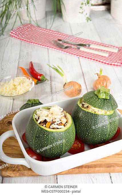 Filled eight ball squashes with ground beef in a gratin dish, Low Carb