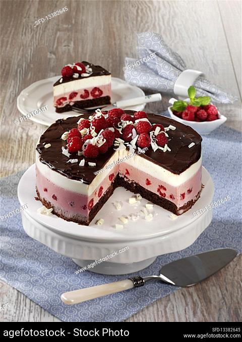 Raspberry cream cheesecake with chocolate