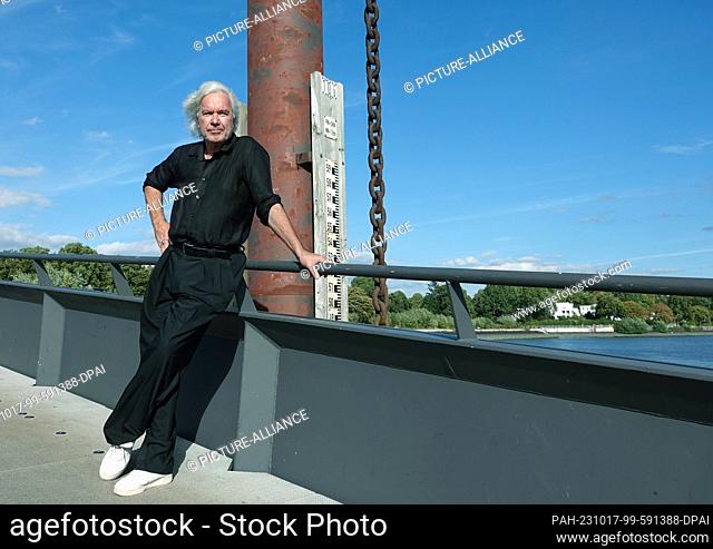 PRODUCTION - 20 September 2023, Hamburg: Stefan Gwildis, musician, stands at the Teufelsbrück ferry dock. On October 22, 2023