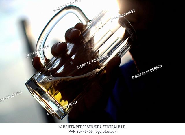 ILLUSTRATION - A young man drinks beer in Sankt Peter-Ording (Schleswig-Holstein). Photo: Britta Pedersen - NO WIRE SERVICE - | usage worldwide. - St