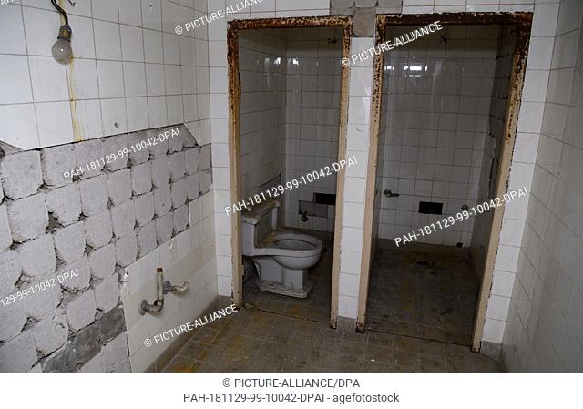 09 November 2018, Bavaria, Pullach: A toilet can be seen in a bunker under the presidential villa on the premises of the Federal Intelligence Service (BND)