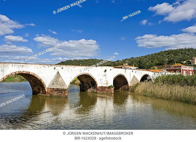 Ponte Velha or Ponte Romana bridge crossing the Rio Arade river, Silves, Algarve, Portugal, Europe