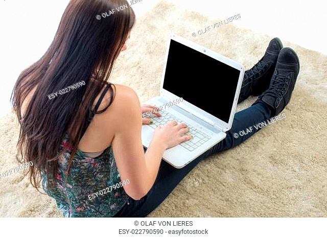Junge Frau am Laptop