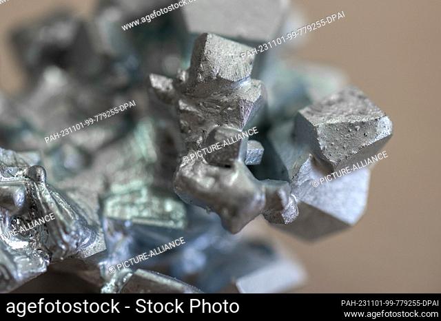 PRODUCTION - 13 September 2023, Saxony, Freiberg: Crystals of gallium are seen in a laboratory at the TU Bergakademie in Freiberg