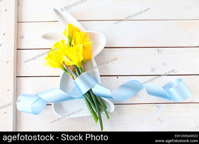 Frische Narzissen zu Ostern auf Hintergrund aus Holz