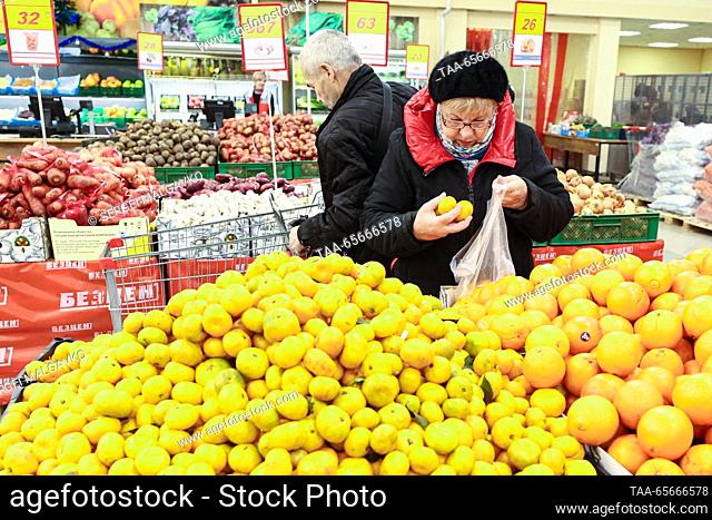 RUSSIA, SIMFEROPOL - DECEMBER 12, 2023: People shop for fruit and vegetables in the 7M Beztsen superstore during the Christmas season