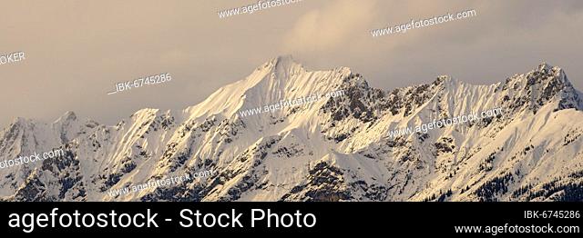 Hochnissl, Schneekopf, Mittagsspitze and Fiechter Spitze in winter, Vomper Kette, Karwendel Mountains, Tyrol, Austria, Europe
