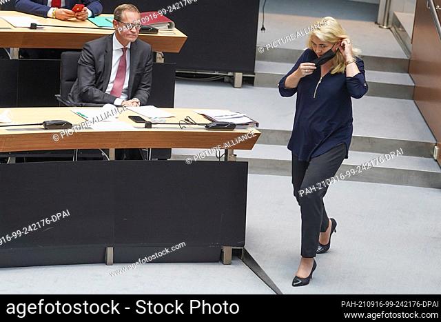 16 September 2021, Berlin: Kristin Brinker, Berlin state chairwoman of the AfD, walks past Michael Müller (SPD), governing mayor