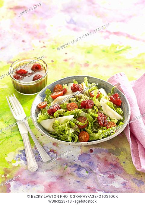 ensalada con verduras y frutas con bote de vinagreta de frambuesas / salad with vegetables and fruits with raspberry vinaigrette