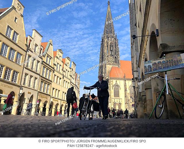 firo: 23.10.2019, Munster, weather picture, feature, autumn, warm day in Muenster cyclists and pedestrians enjoy the nice weather at the Prinzipalmarkt in...