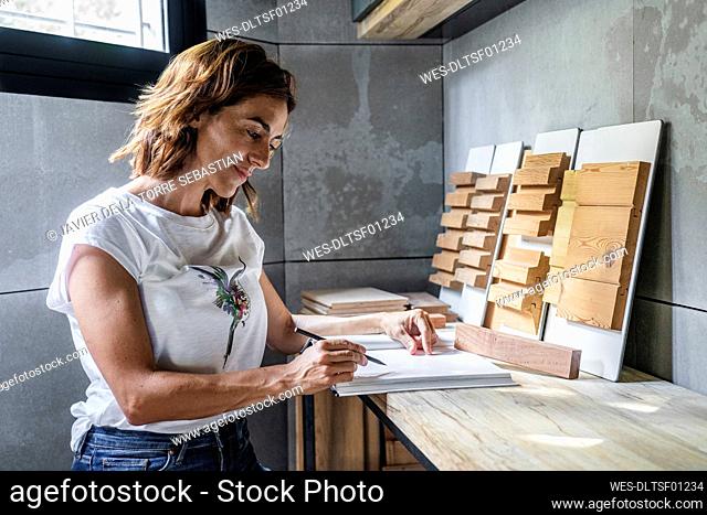 La empresaria trabajando mientras está sentado por un escritorio en la oficina