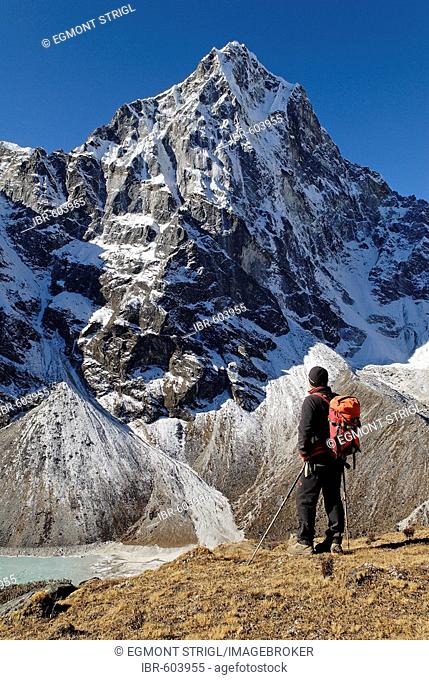 Hiker at Chola Khola valley in front of Arakamtse (6423), Khumbu Himal, Sagarmatha Nationalpark, Nepal