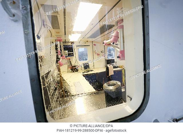 19 December 2018, Hamburg: View into a laboratory for air investigations on the research vessel ""Meteor"" during a press tour