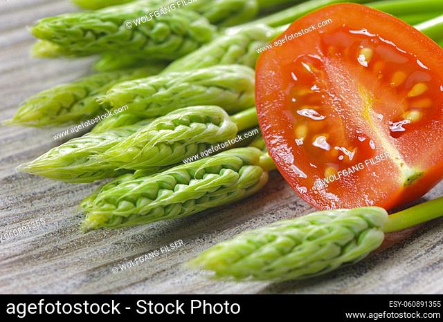 Green asparagus and tomato in detail