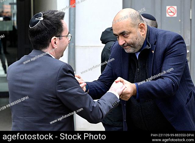 09 November 2023, Berlin: The Managing Director of the Central Council of Jews in Germany Daniel Botmann (l) welcomes the co-chair of the German Green Party...