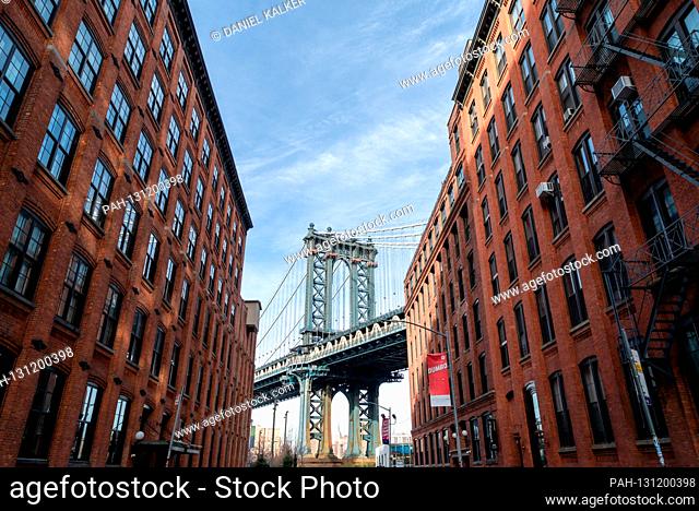 USA: The Manhattan Bridge, framing the Empire State Building beneath, as seen from Washington Street..Photo from 08. December 2019. | usage worldwide