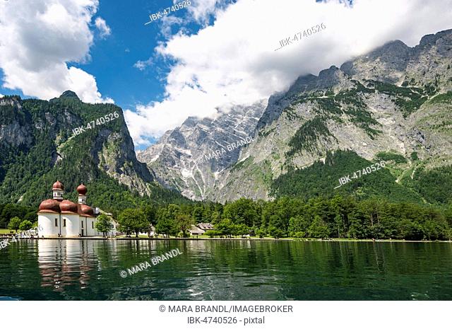 Lake Koenigssee with Watzmann massif and pilgrimage church of St. Bartholomew, Berchtesgaden National Park, Berchtesgadener Land, Upper Bavaria, Bavaria