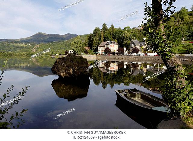 Chambon lake, Sancy mountains at back, Parc Naturel Regional des Volcans d'Auvergne, Auvergne Volcanoes Park, Puy de Dome, France, Europe