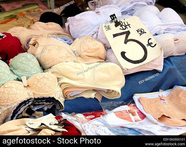 Unterwäsche auf einem Wochenmarkt