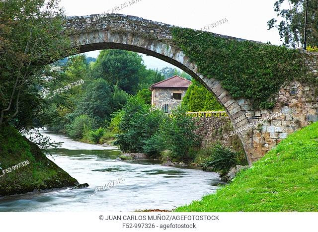 Roman bridge.'Puente Mayor'. Miera river. Liérganes. Comarca Trasmiera. Cantabria. Spain