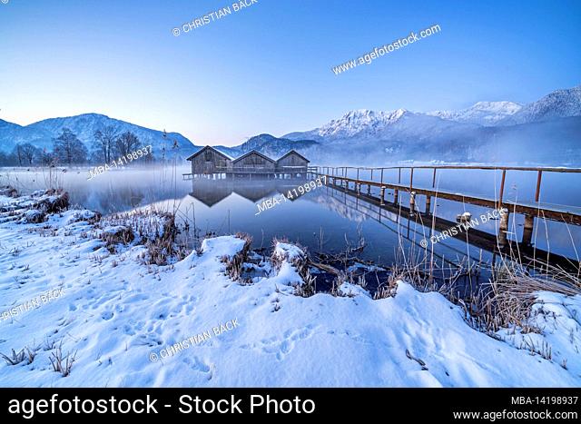 Boat huts on the Kochelsee with a view of Jochberg and Herzogstand, Schlehdorf, Upper Bavaria, Bavaria, Germany