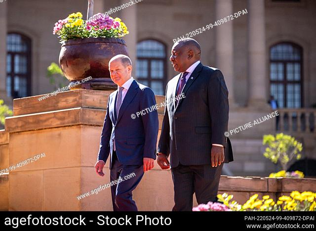 24 May 2022, South Africa, Pretoria: German Chancellor Olaf Scholz (SPD, l) is greeted with military honors by Matamela Cyril Ramaphosa