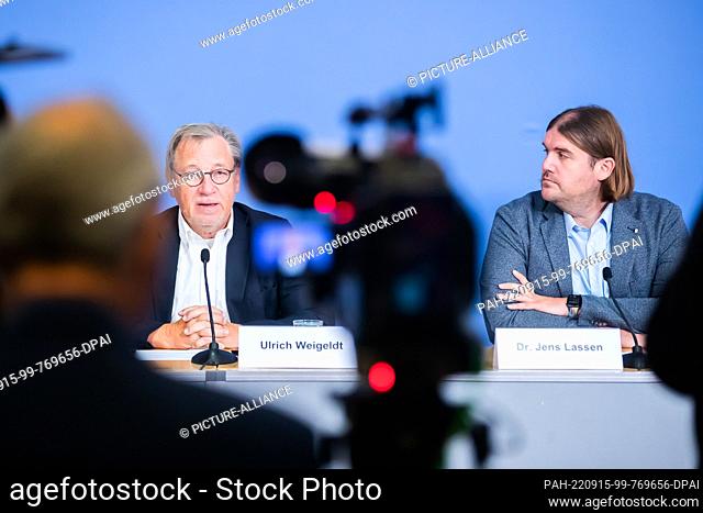 15 September 2022, Berlin: Ulrich Weigeldt (l), Federal Chairman of the GP Association, speaks next to Jens Lassen, Chairman of the Schleswig-Holstein GP...