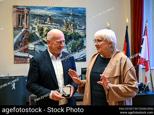 27 October 2023, Berlin: Kai Wegner (l, CDU), governing mayor of Berlin, and Claudia Roth (Bündnis 90/Die Grünen), Federal Government Commissioner for Culture...