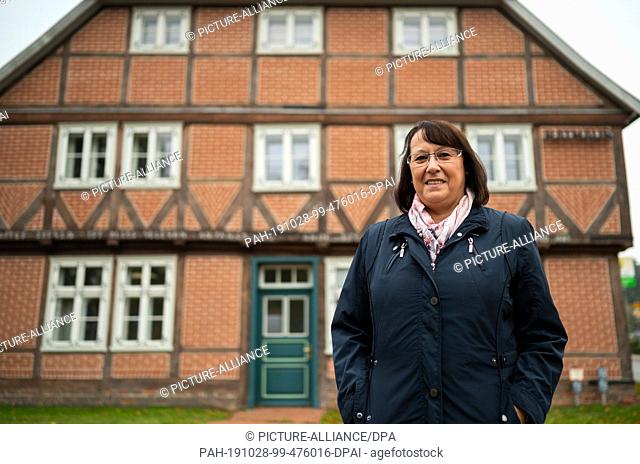 21 October 2019, Lower Saxony, Amt Neuhaus: Grit Richter (non-party), mayor of the municipality Amt Neuhaus, stands in front of the town hall