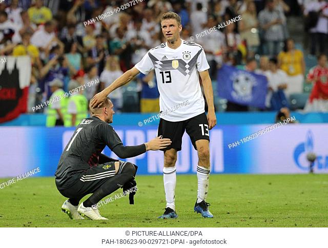 23 June 2018, Russia, Sochi, Soccer, World Cup, Germany vs Sweden, Group F, Matchday 2 of 3 at the Sochi Stadium: Thomas Mueller (R) from Germany consoles the...