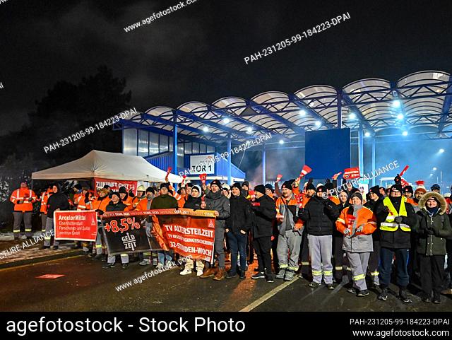 05 December 2023, Brandenburg, Eisenhüttenstadt: Employees of steel producer ArcelorMittal Eisenhüttenstadt GmbH are on warning strike early this morning