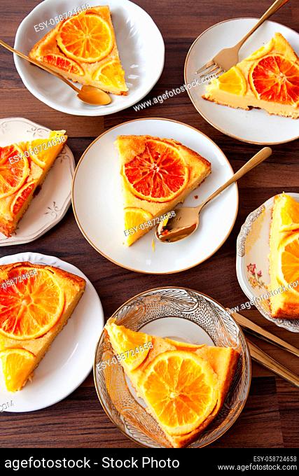 Fruchtiger Kuchen aus Biskuit mit frischen Orangen