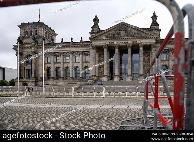 28 August 2021, Berlin: Barriers are around the Reichstag building. The police have cordoned off the government district because of announced lateral thinking...