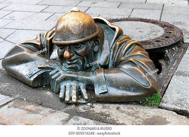 Bronze sculpture of man at work in Bratislava