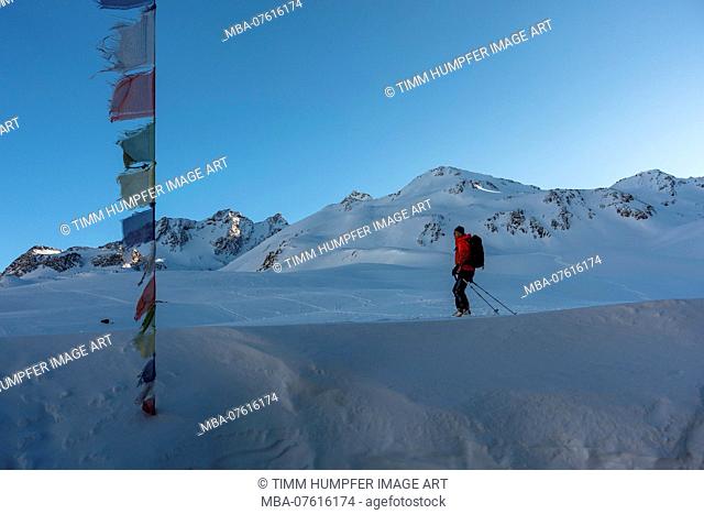 Austria, Tyrol, St. Sigmund in Sellrain, ski tourer setting off from the Pforzheimer HÃ¼tte