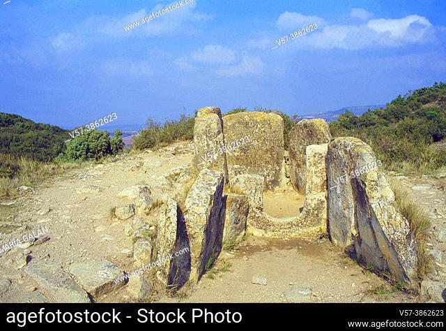 Portillo de Eneriz dolmen. Artajona, Navarra, Spain