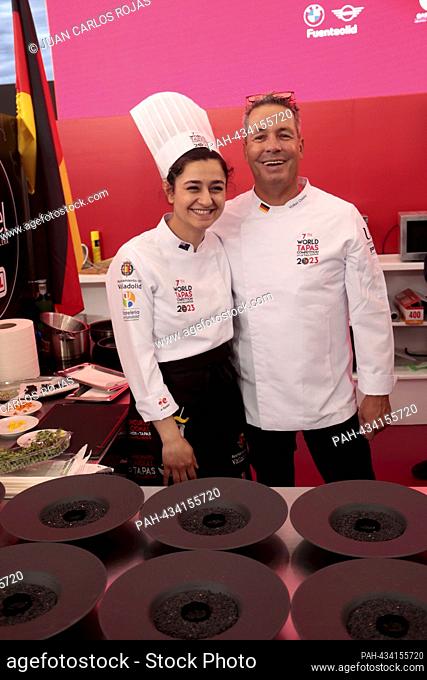 08.11.2023; Valladolid, Spain.- Volker Osieka, German chef of Kochkunst Osieka and Eda Tuc chef, presents his Tapa ""Salmon M&M"" during his participation in...