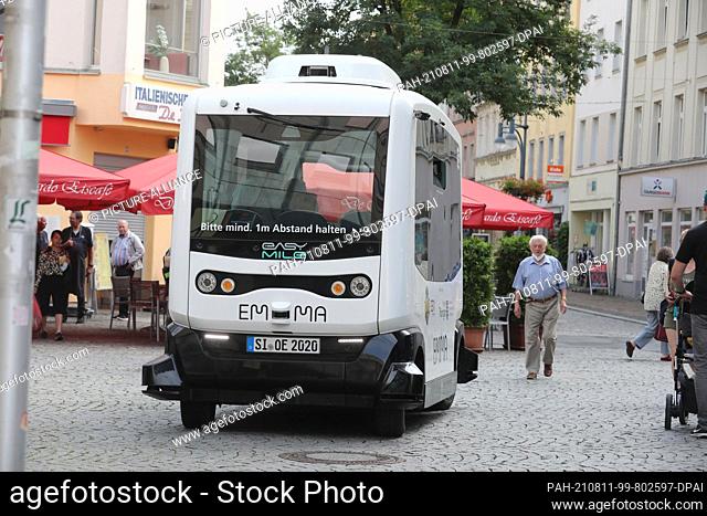 11 August 2021, Thuringia, Gera: ""EMMA"" (Electric, Mobile, Markant, Automated) drives through the city centre in Bachgasse at the start of the transport...