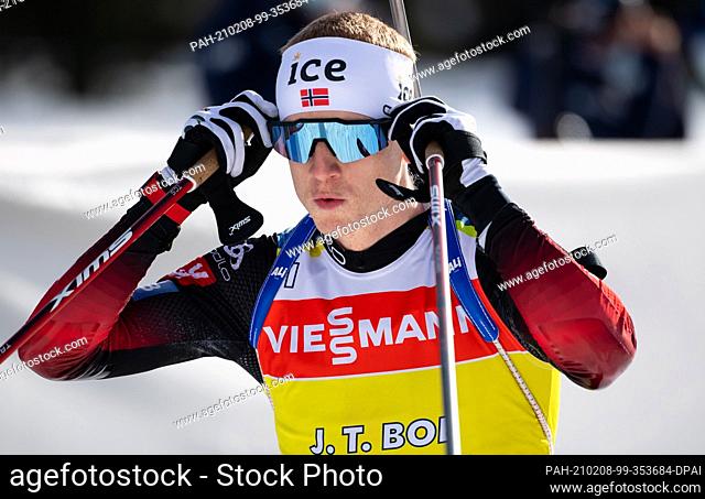 08 February 2021, Slovenia, Pokljuka: Biathlon: World Championships, men's training. Johannes Thingnes Bö from Norway adjusts his glasses