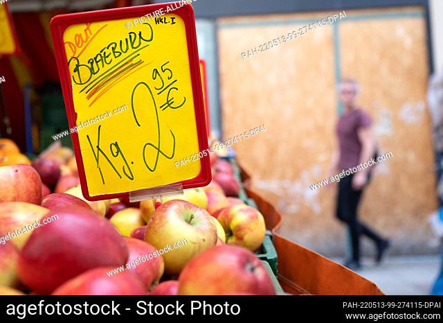 13 May 2022, Hessen, Frankfurt/Main: Apples lie at a market stall in front of a closed store entrance. Hessian city centers are to be redesigned to counteract...
