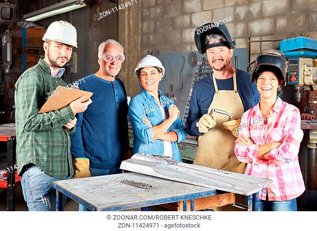 Metallarbeiter Team mit Lehrlingen in einem Betrieb für Metallverarbeitung
